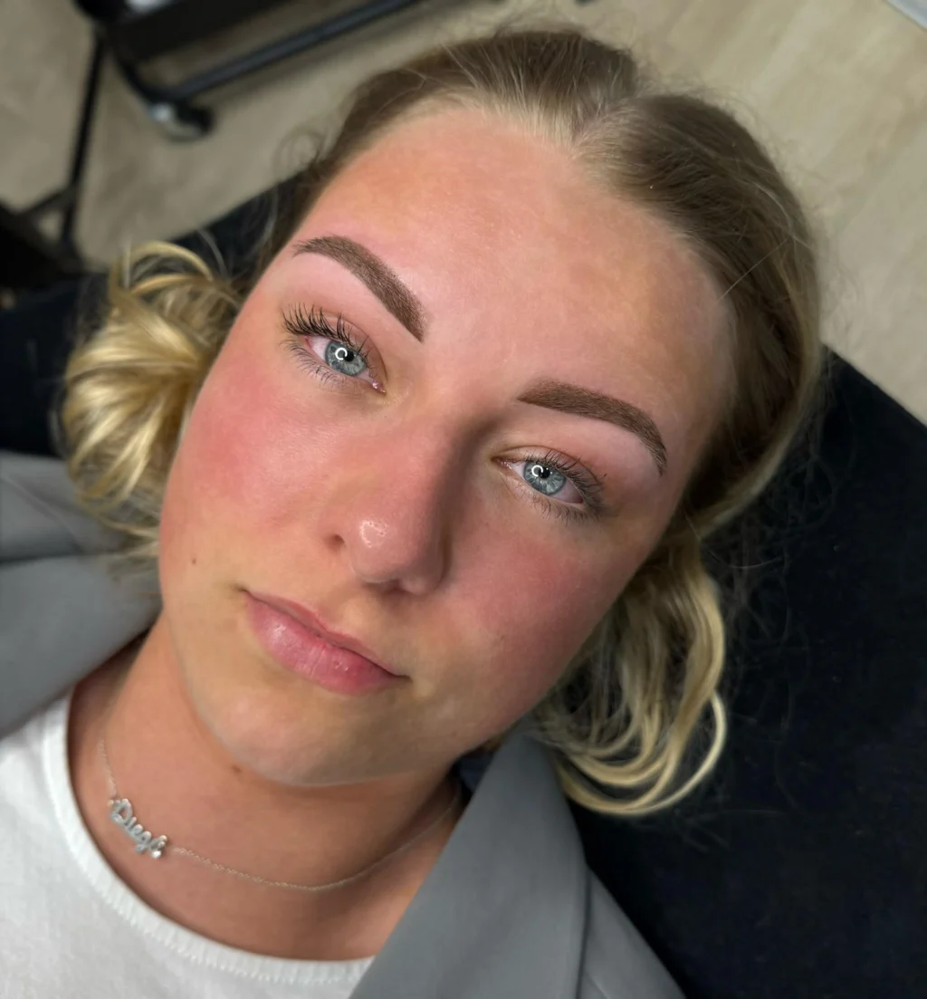 Zachte powderbrows bij blond haar