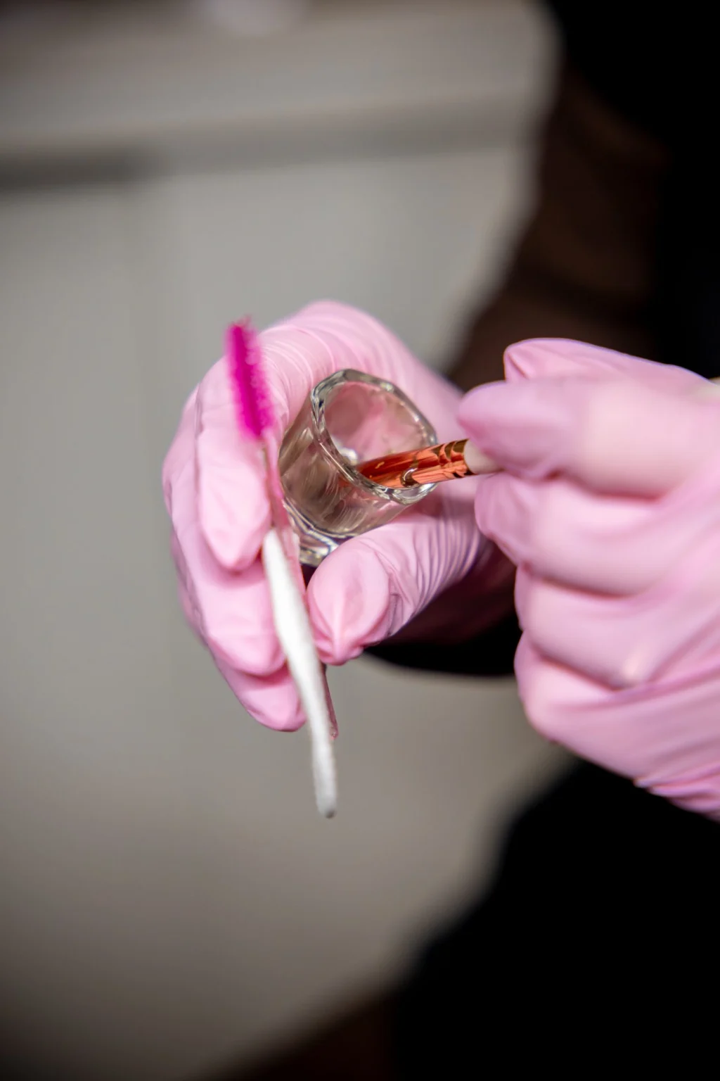 Pigment wordt aangemengd met een penseel