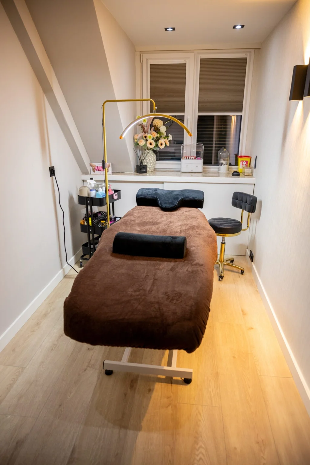 De behandelkamer met de loeplamp klaar voor gebruik