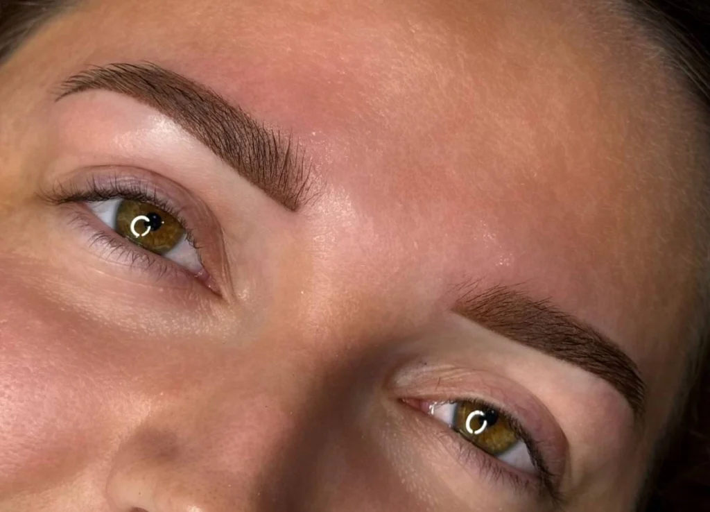 Klant met genezen powderbrows in de salon